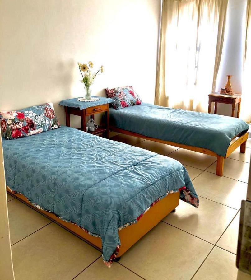 Thee View Hotell Hartbeespoort Exteriör bild
